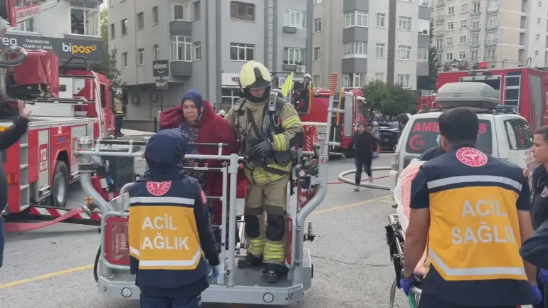 Kadıköy’de apartman yangını: 14 kişi tahliye edildi!