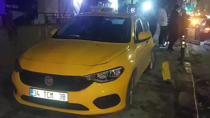 Kadıköy'de taksi ile otomobil çarpıştı: 1 yaralı